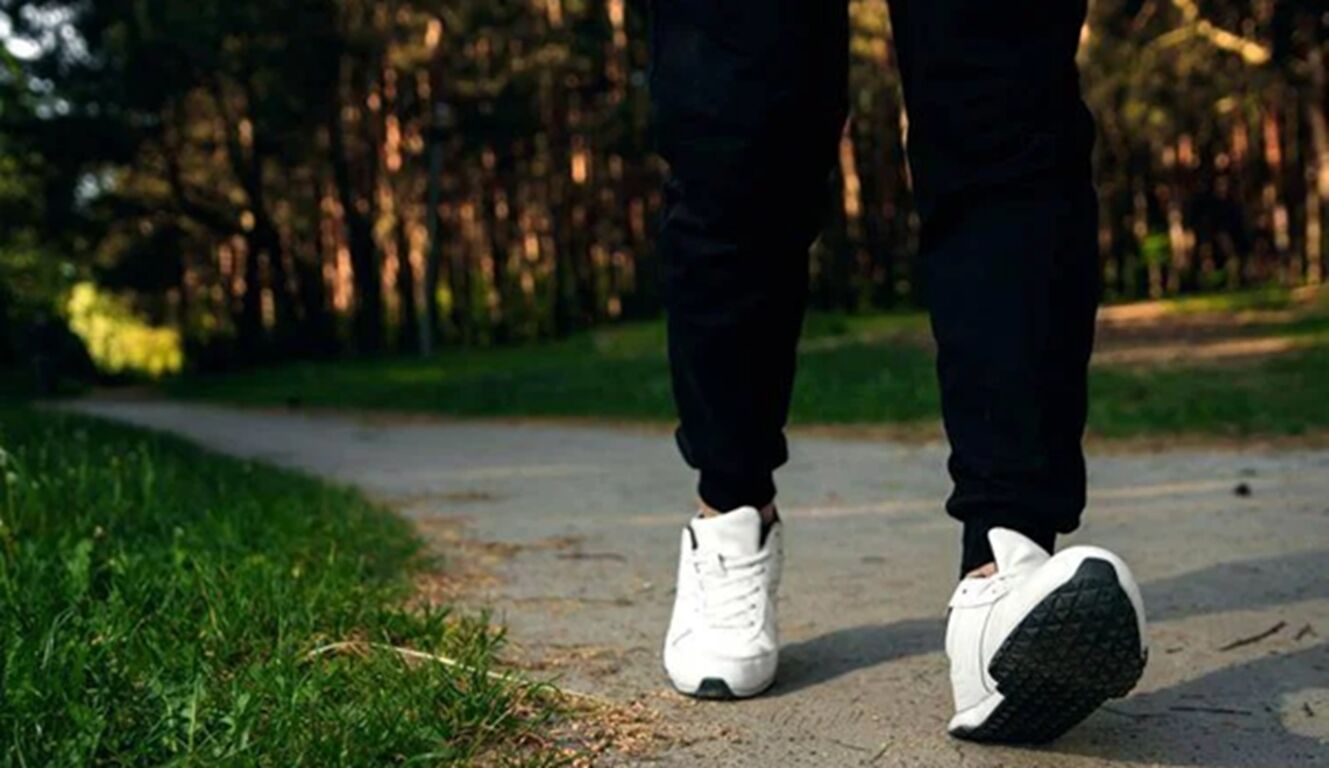 Camminare veloce è una 'medicina', lo studio: bastano 15 minuti al giorno