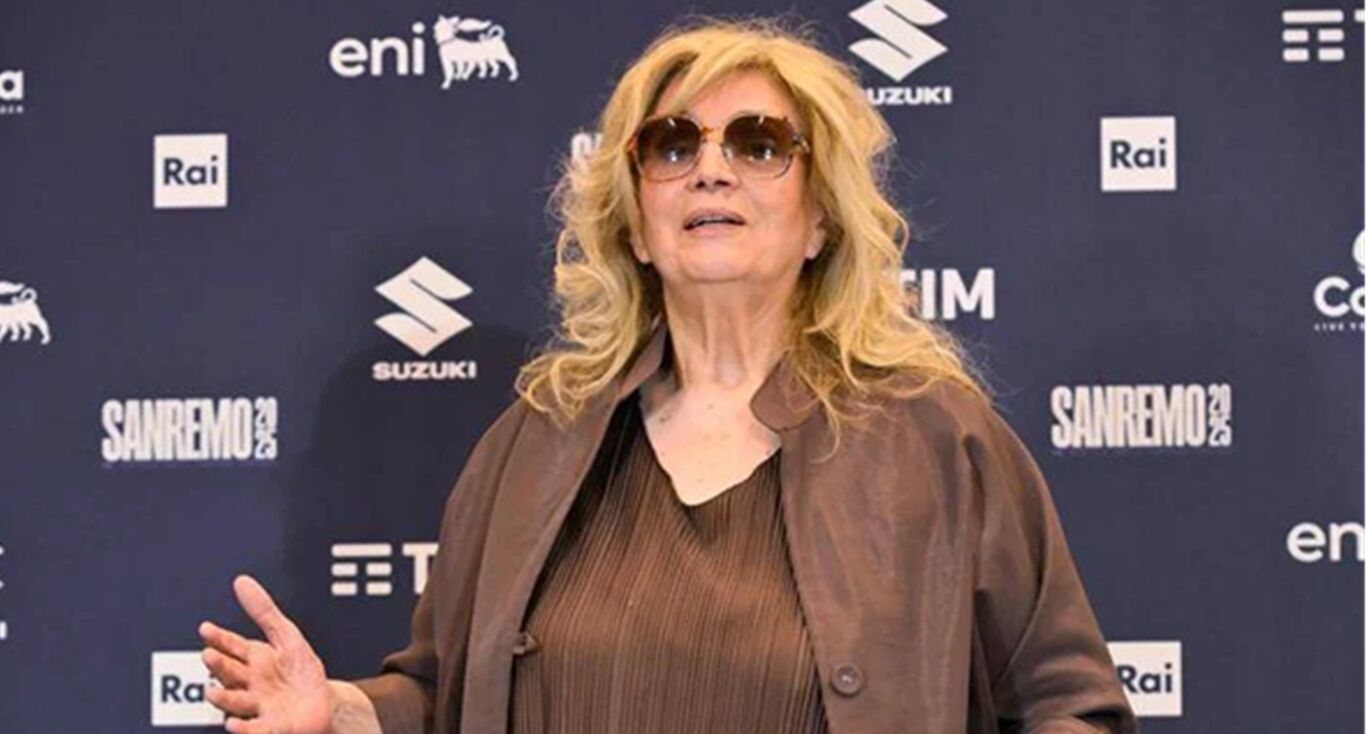 Iva Zanicchi, l'incidente dopo il concerto: saluta i fan e cade a terra. Il Video