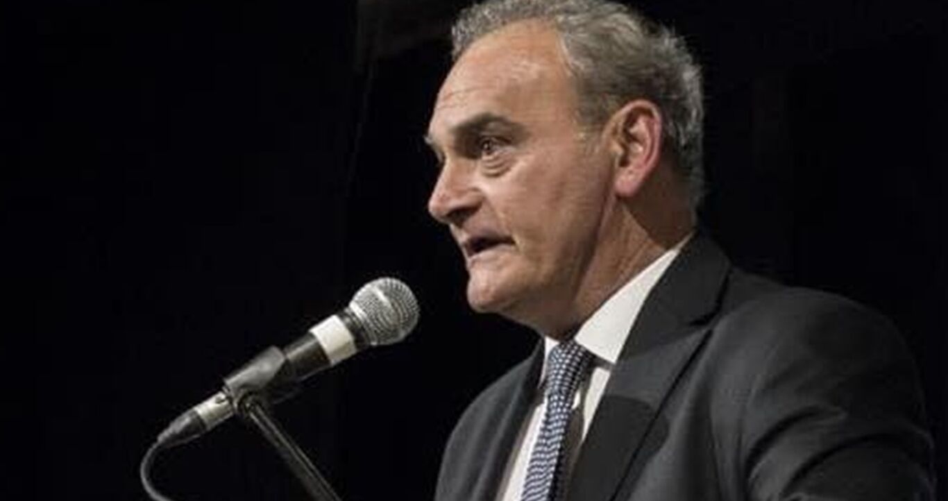 Torre Annunziata - Comportamenti inappropriati: sospeso per un anno il prof. Carmine Alfano