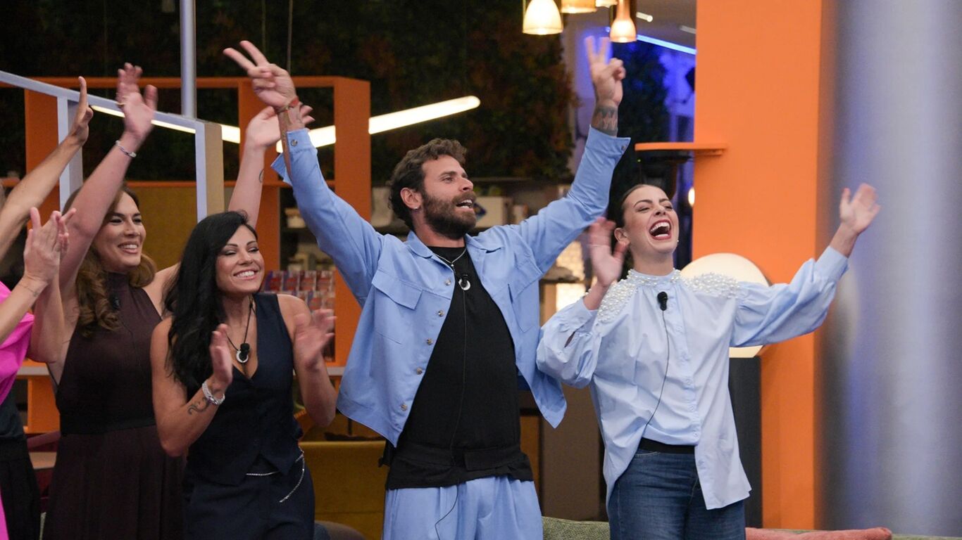 Grande Fratello, scatta il bacio tra due gieffini (già impegnati): "Se viene fuori lasciano la Casa"