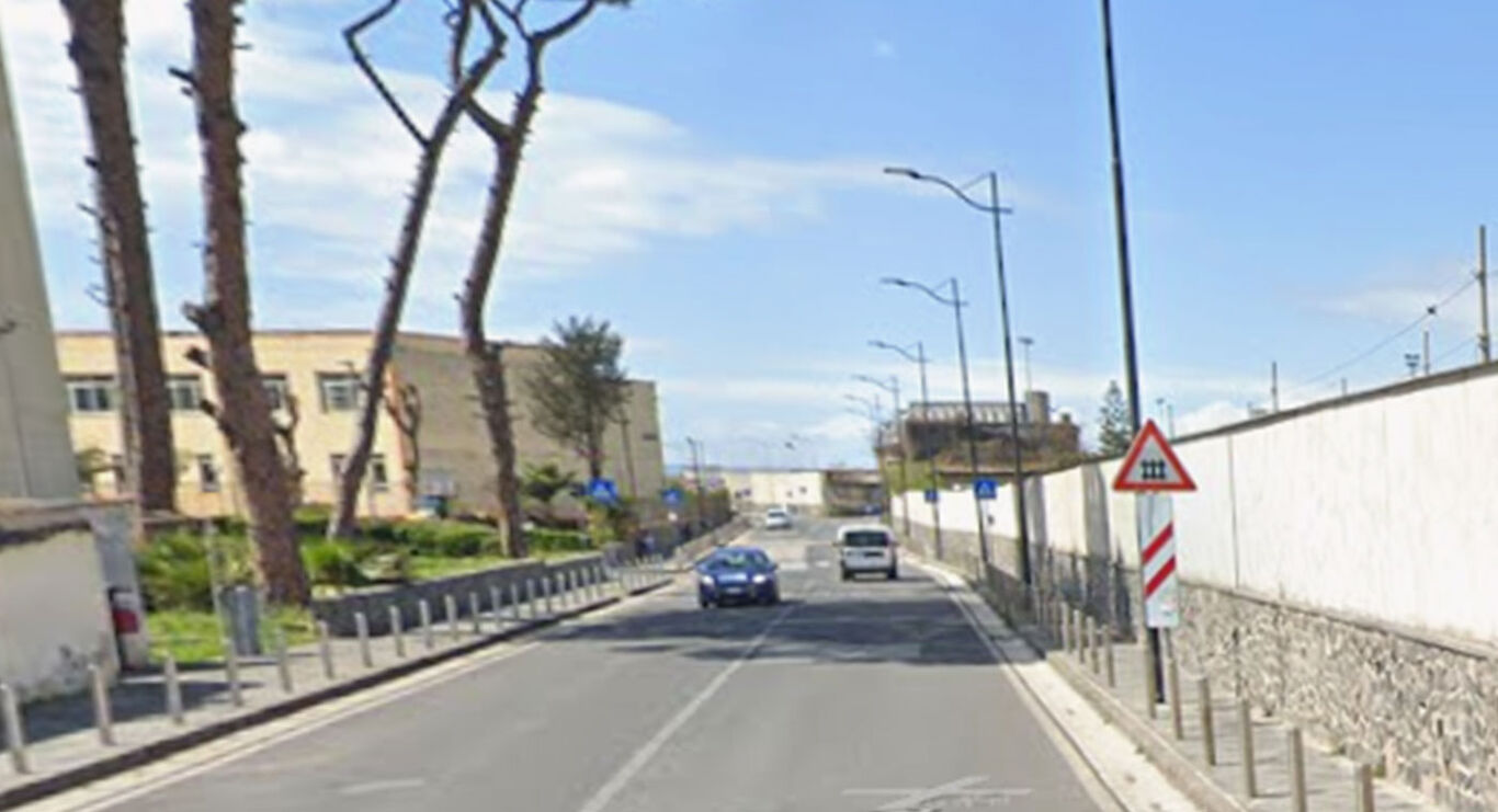 Torre Annunziata - Scontro tra camion e auto sulla bretella: paura ma feriti lievi