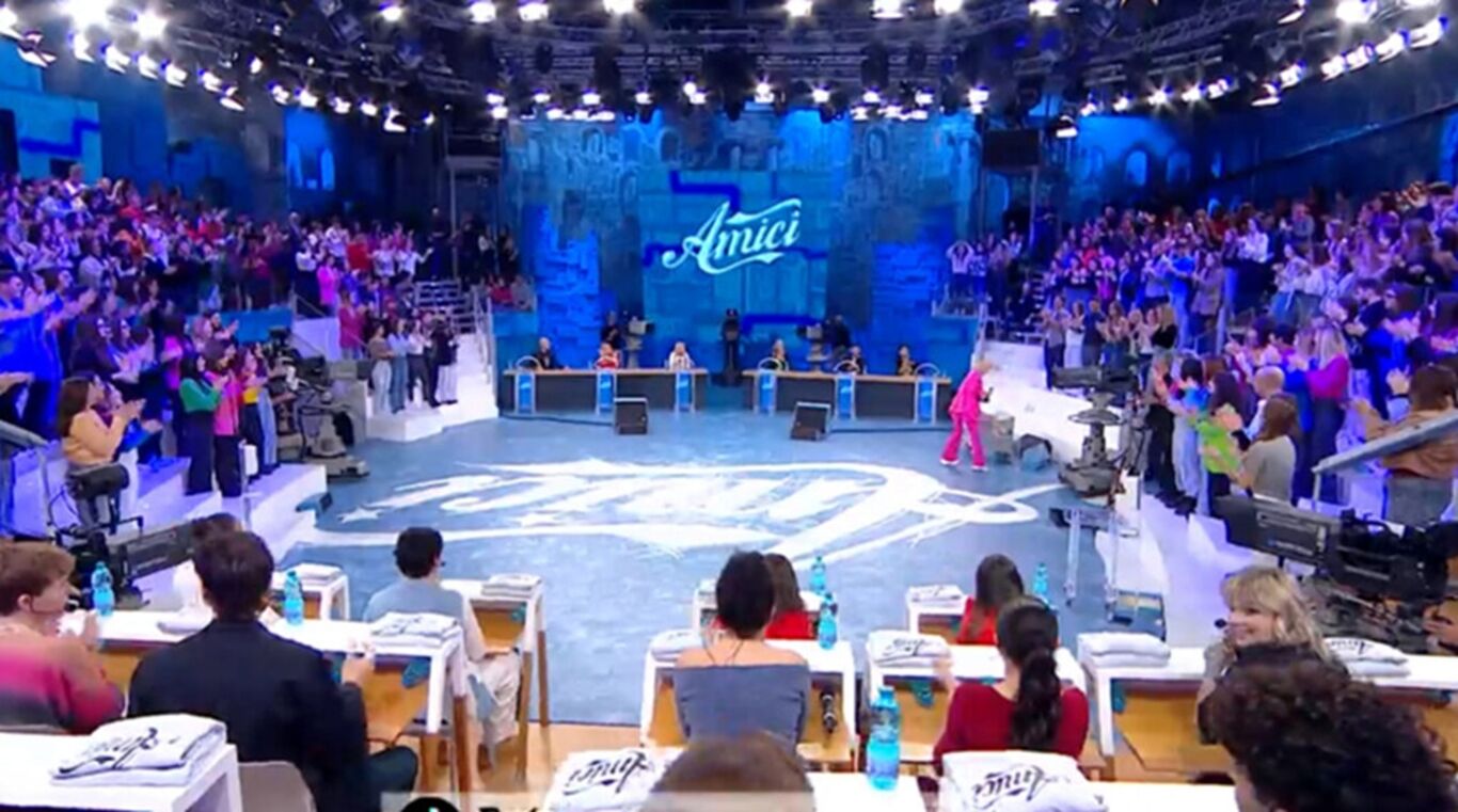 Amici 25, le anticipazioni della puntata del 19 ottobre: sfide, giudici e ospiti