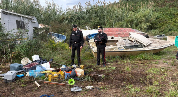 Giugliano - Scoperta maxi discarica abusiva a Varcaturo: sequestrata area di 1.500 mq