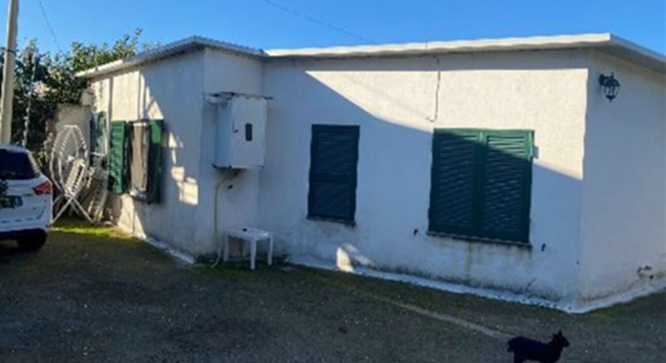 Torre del Greco - Demolito manufatto abusivo all'interno del Parco Nazionale del Vesuvio
