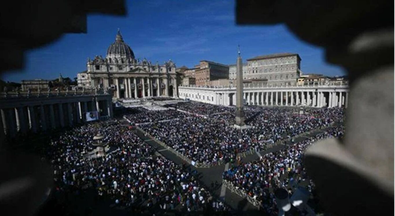 Il Papa proclama sette nuovi santi e lancia ancora un appello: "Pace nel mondo e niente guerre"