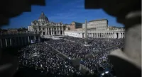 Il Papa proclama sette nuovi santi e lancia ancora un appello: "Pace nel mondo e niente guerre"