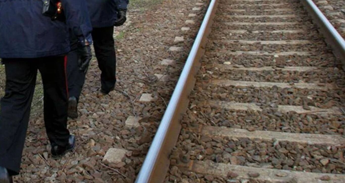 Novara, tre giovani investiti dal treno: un morto e due feriti