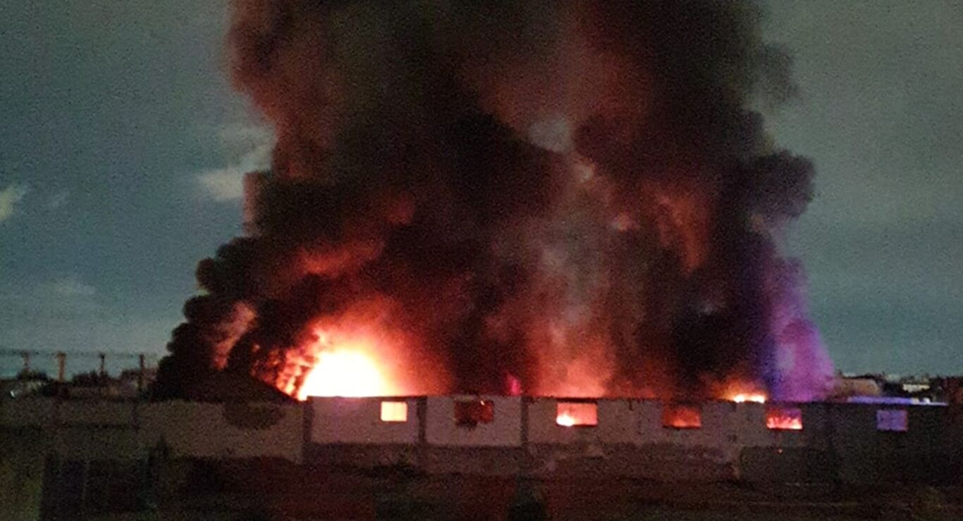 Napoli, Ponticelli: in fiamme capannone adibito a deposito di ricambi auto