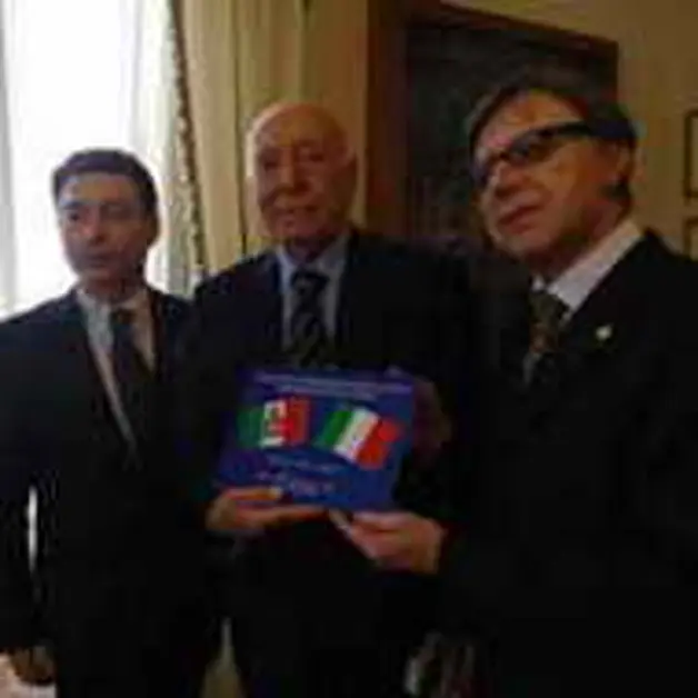 Pompei. Unità d´Italia, l´AIRE consegna quadro a Rastrelli