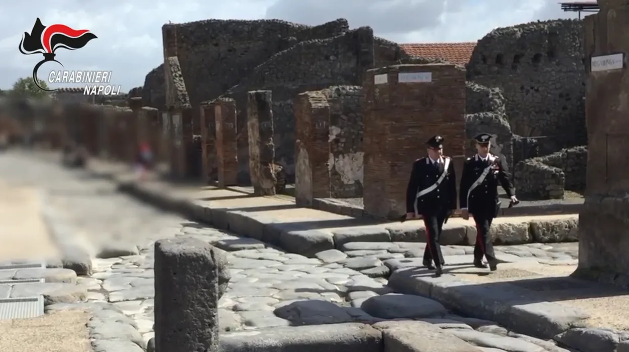 Pompei - Turista polacco tenta di portare via frammenti archeologici: denunciato dai Carabinieri
