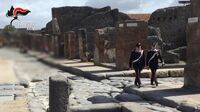 Pompei - Turista polacco tenta di portare via frammenti archeologici: denunciato dai Carabinieri