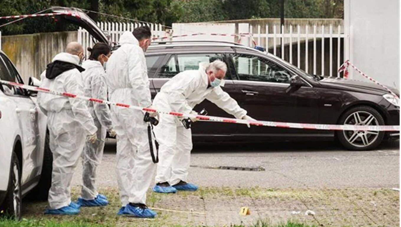 Milano, donna accoltellata a volto e collo: è gravissima. Si cerca l'ex marito