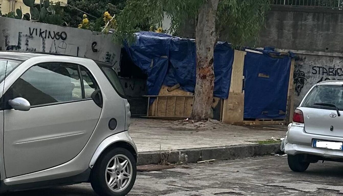 Castellammare di Stabia - Smantellata baracca abusiva vicino alla scuola del rione CMI