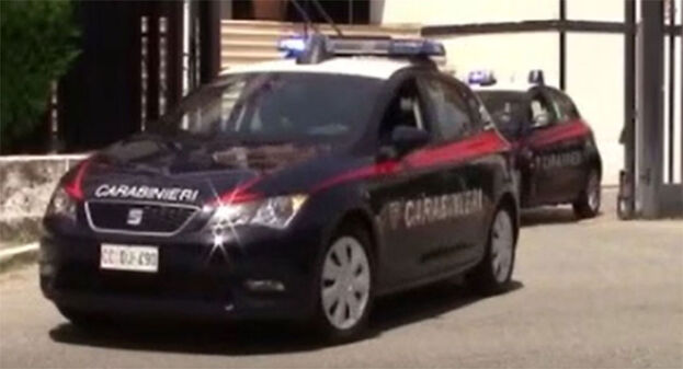Rissa domestica da film: coltellate, morsi e mobili volanti
