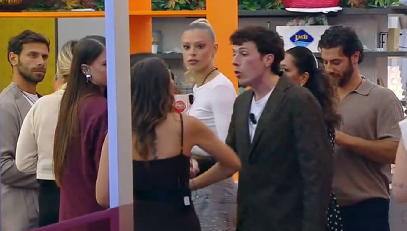 Grande Fratello, notte infuocata nella Casa: Francesco Rana esplode contro tre gieffine. Cos'è successo