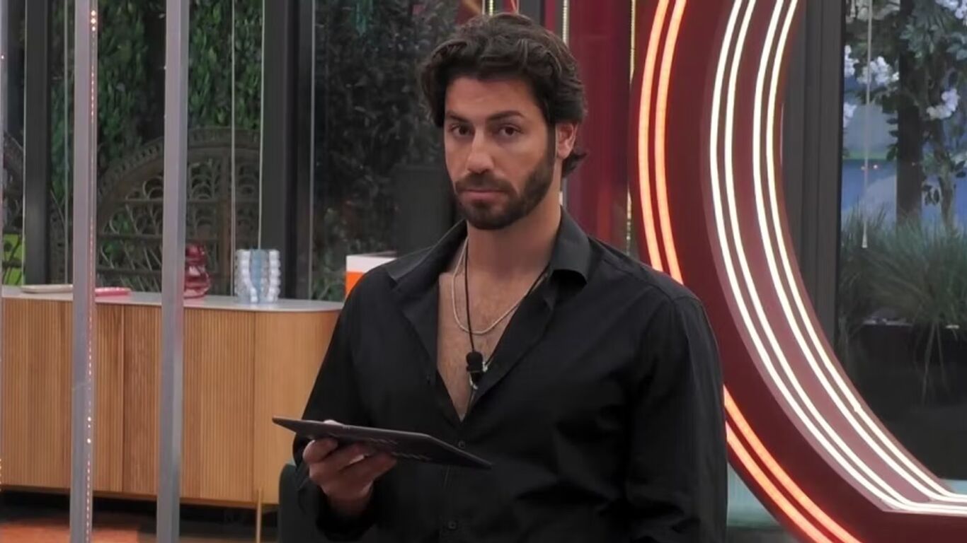 Grande Fratello, Omer Elomari: “Se ti devo picchiare qui non lo posso fare”. Bufera sul gieffino siriano