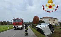 Scontro frontale tra auto e bus di studenti a Oderzo, morto un automobilista