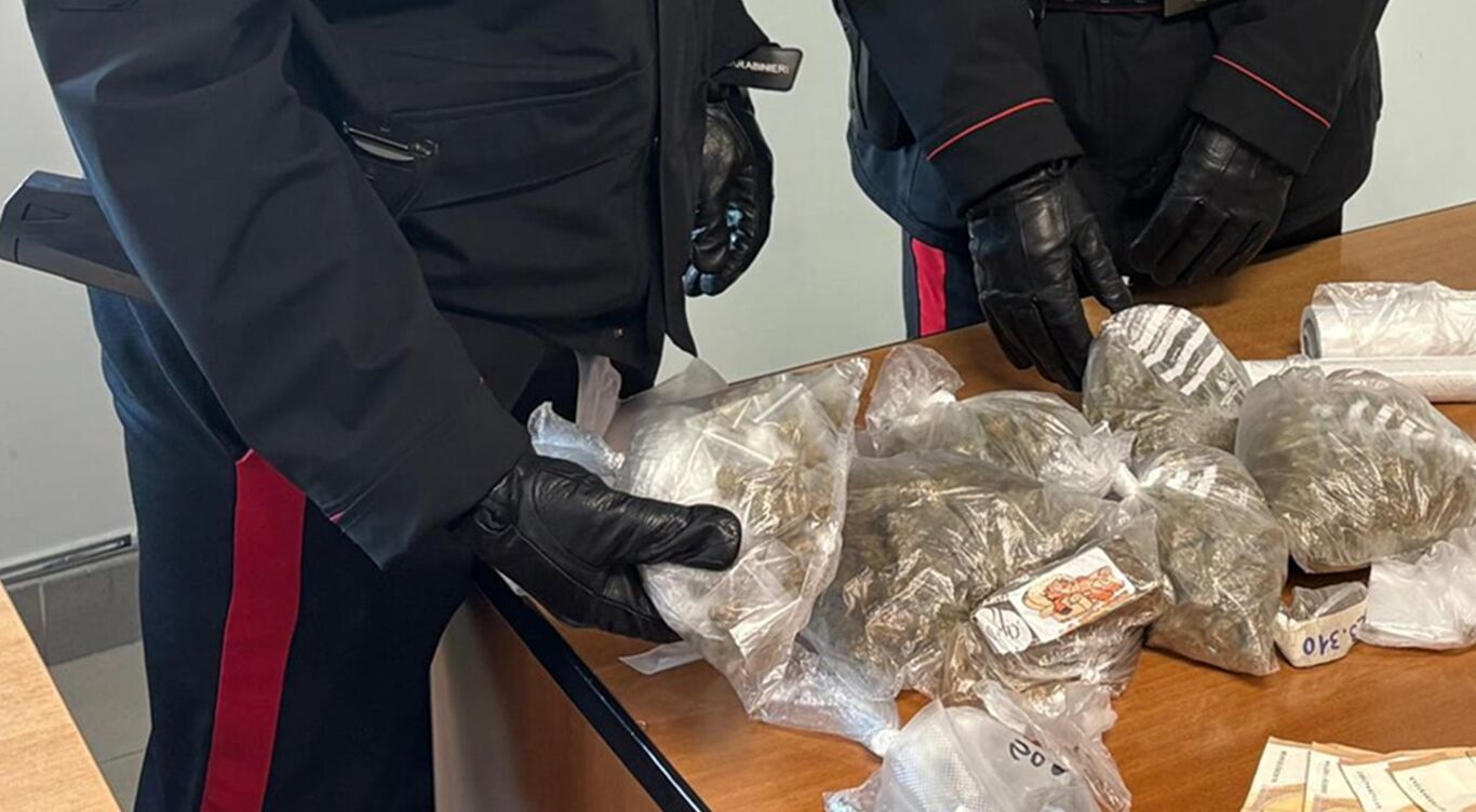 Cercola - Controllo dei carabinieri: droga e armi nelle tasche o negli zaini degli studenti