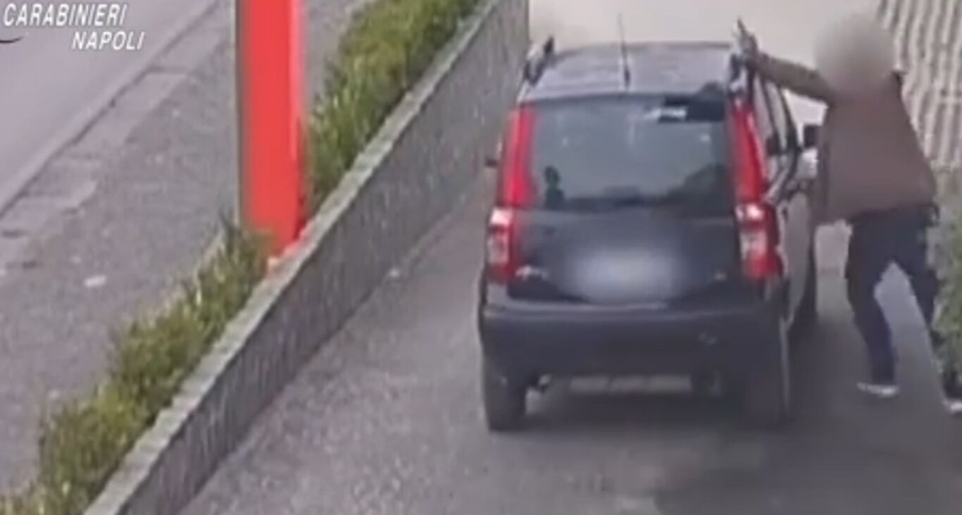 Somma Vesuviana - “Fermati voglio solo parlare”. Donna assalita dall'ex al distributore di carburanti