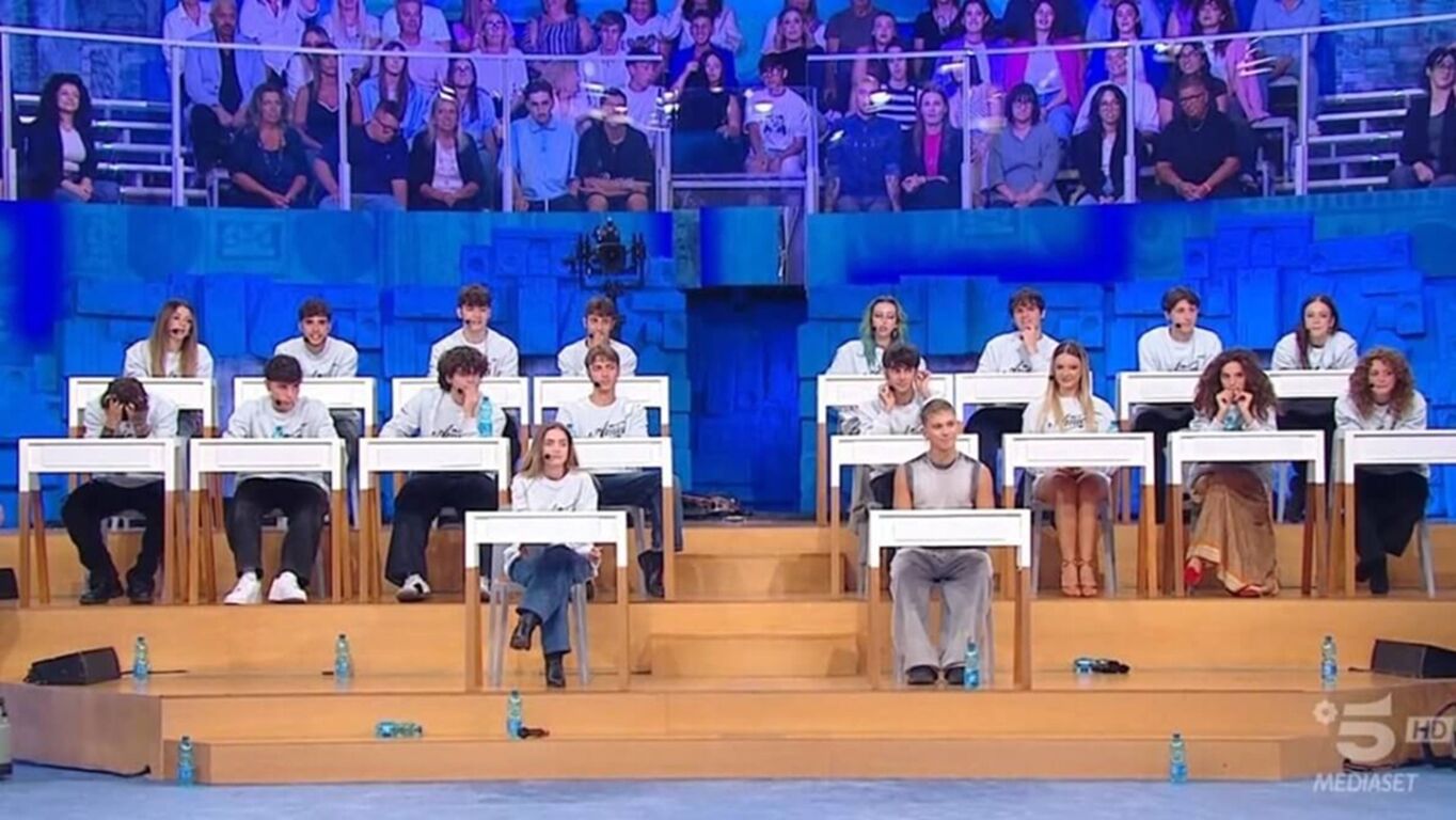 Amici 25, sguardi e complicità tra due allievi: è sbocciato il primo amore nella scuola?