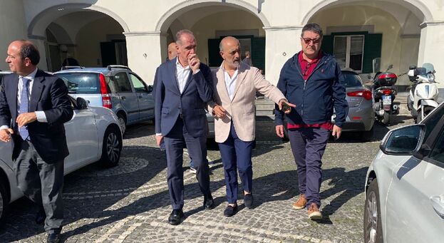 Torre del Greco - Il sindaco Mennella in Commissariato, solidarietà ai colleghi dell'agente deceduto