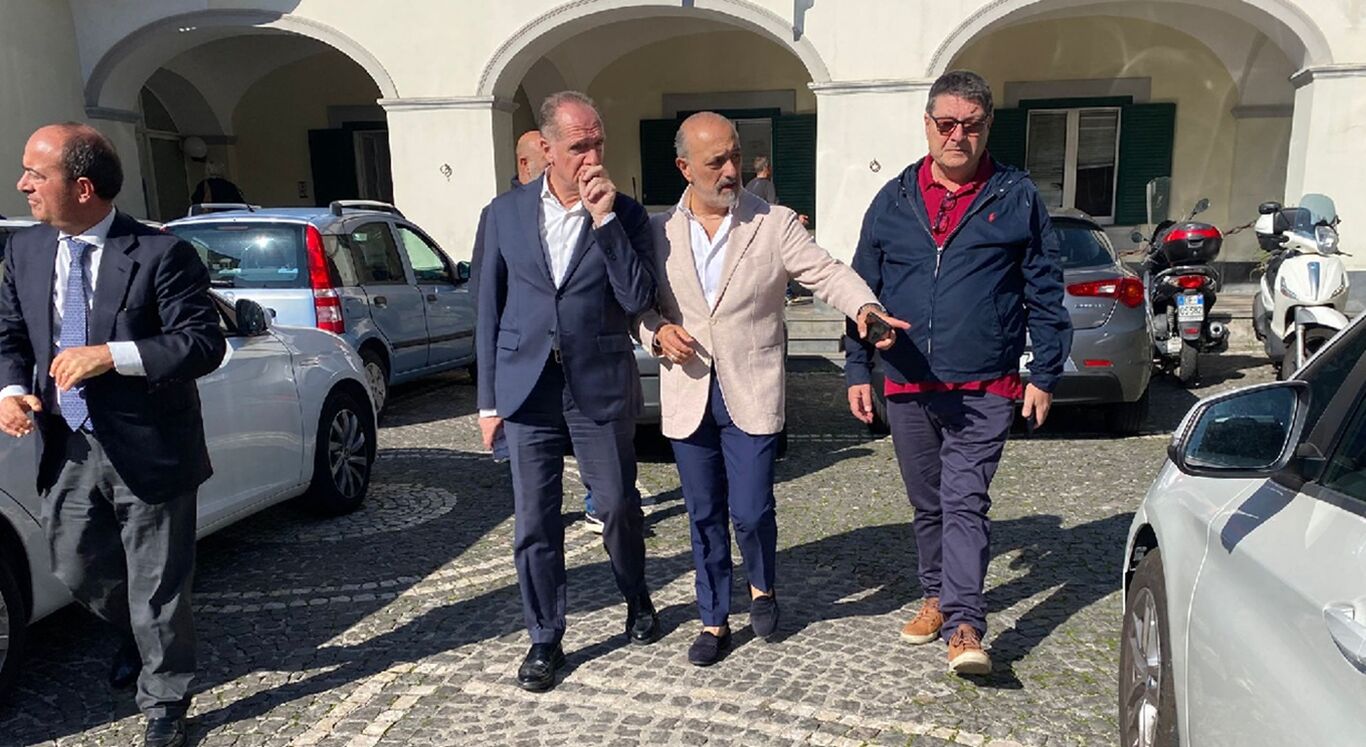 Torre del Greco - Il sindaco Mennella in Commissariato, solidarietà ai colleghi dell'agente deceduto