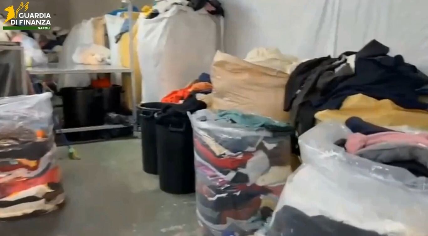 Ercolano - Sequestrato opificio abusivo con 10 tonnellate di rifiuti tessili: denunciato un 25enne