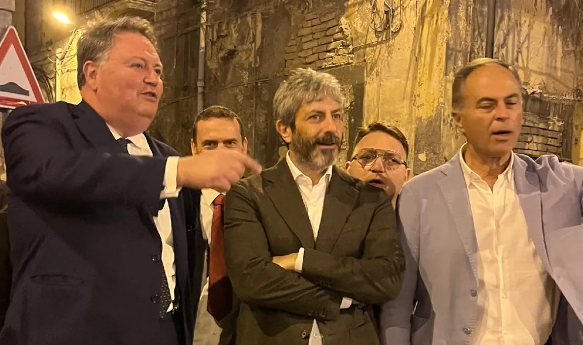 Dal mare ai quartieri popolari: il viaggio di Roberto Fico tra i volti e le sfide di Torre Annunziata