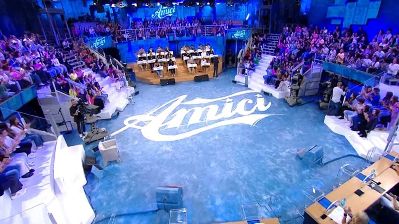 Amici, ex allieva torna con un nuovo singolo: nel video due ex volti di Grande Fratello e Uomini e Donne