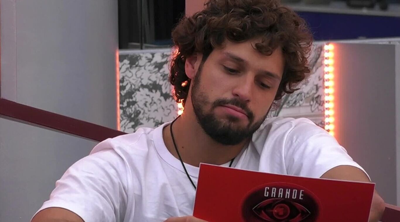 Grande Fratello, Mattia Scudieri scopre in diretta che la fidanzata lo ha lasciato: la sua reazione