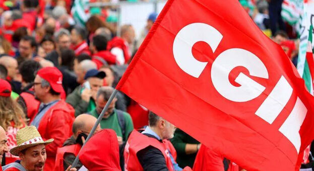 Manovra, Cgil annuncia sciopero generale il 12 dicembre. Ironia di Meloni: "In che giorno cadrà?"