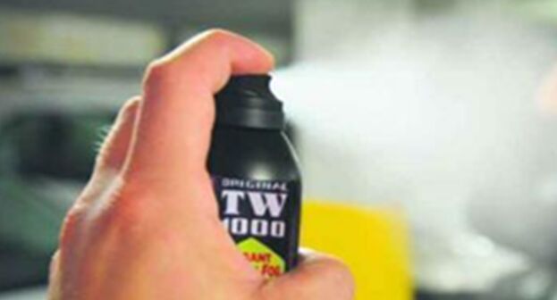 Caos all'università: studentessa spruzza spray al peperoncino