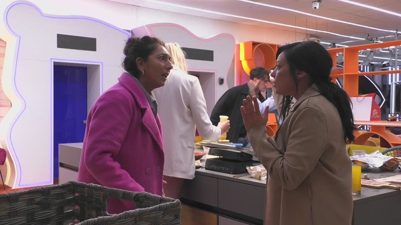 Grande Fratello, lite furiosa tra Francesca e Donatella: "Mi hai presa per i capelli"