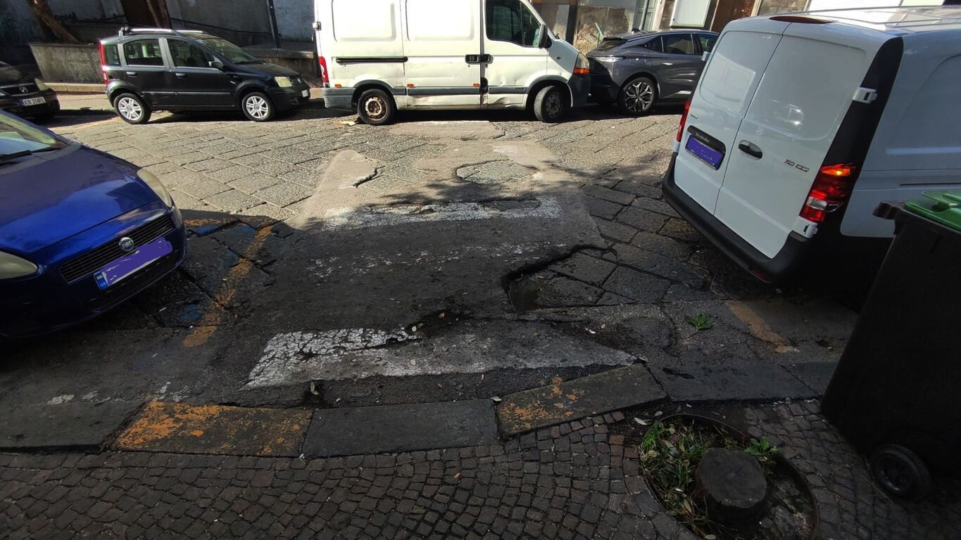 Torre Annunziata - Le strisce pedonali chiedono asilo politico: “Non ce la facciamo più!”