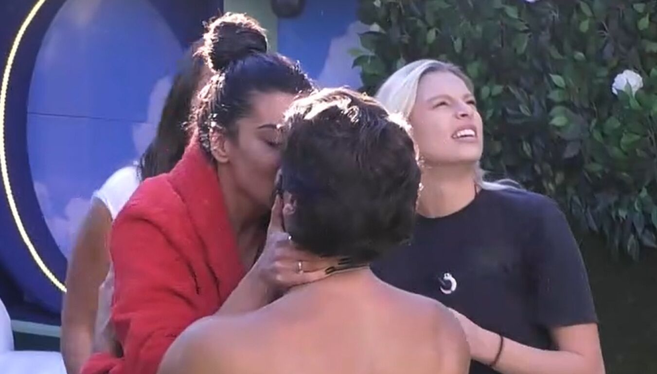 Grande Fratello, scatta il bacio tra Rasha Younes e Omer Elomari: la reazione dei gieffini