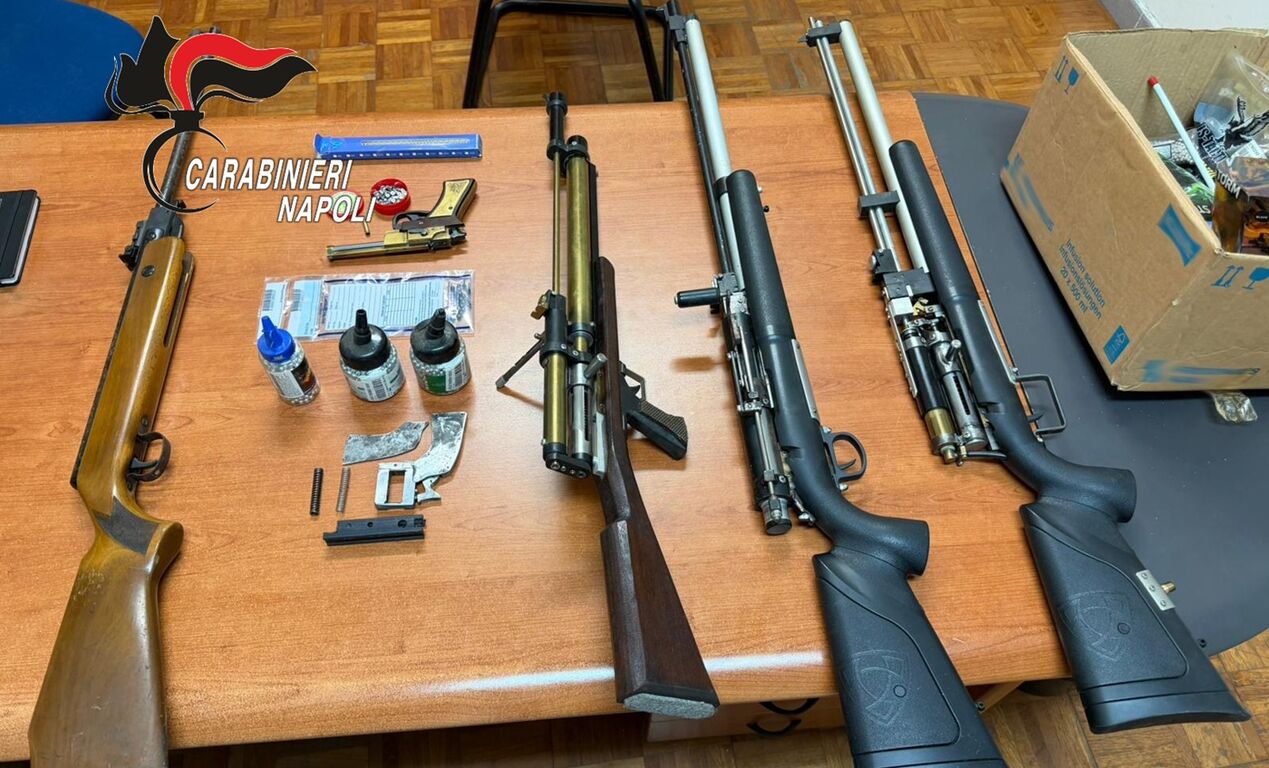 Torre del Greco - Spara alle auto dal tetto di casa: scoperto laboratorio artigianale di armi. Arrestato 77enne