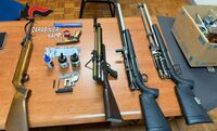 Torre del Greco - Spara alle auto dal tetto di casa: scoperto laboratorio artigianale di armi. Arrestato 77enne