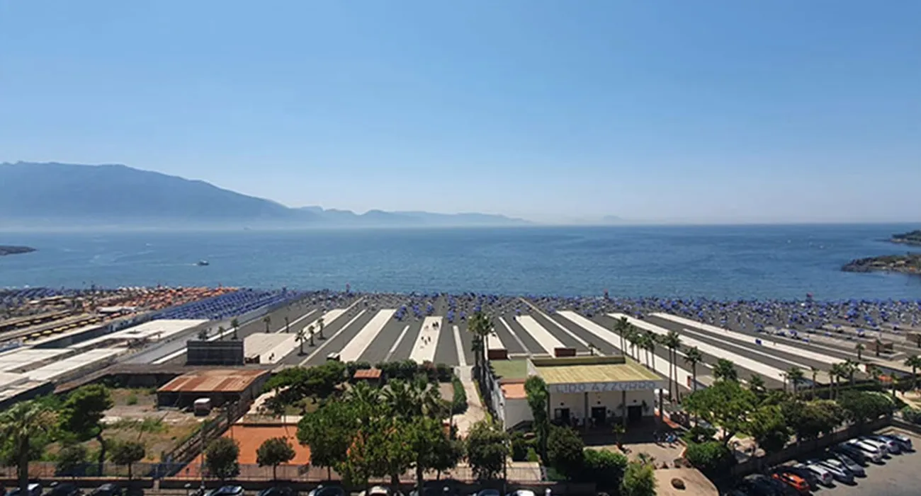 Torre Annunziata - Sequestrate strutture di un lido per occupazione abusiva del demanio marittimo