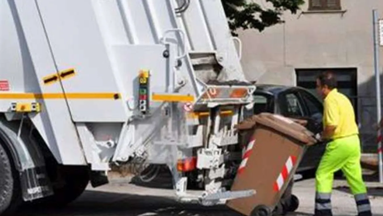 Torre Annunziata - Nuovo episodio di violenza: automobilista tenta di colpire operatore ecologico