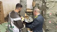 Napoli - Maxi-sequestro della Guardia di Finanza: 38mila prodotti contraffatti