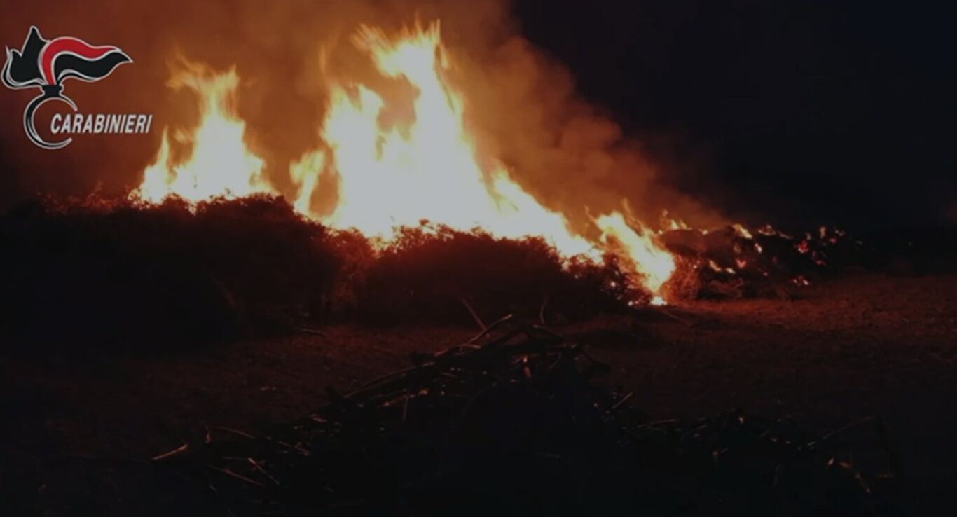 Caivano - Ripreso mentre incendia rifiuti tessili: 57enne arrestato grazie alle telecamere