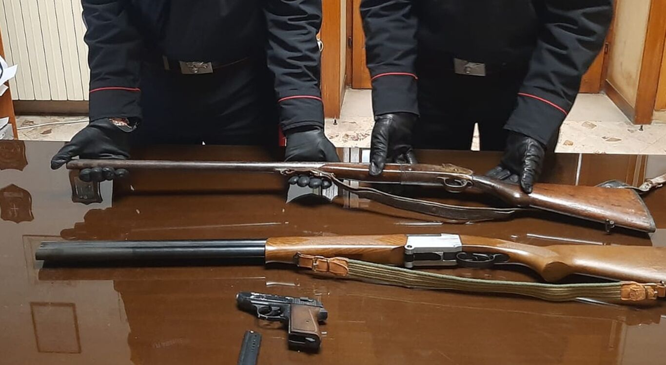 Agerola - Teneva in casa due fucili e una pistola carica: arrestato 67enne