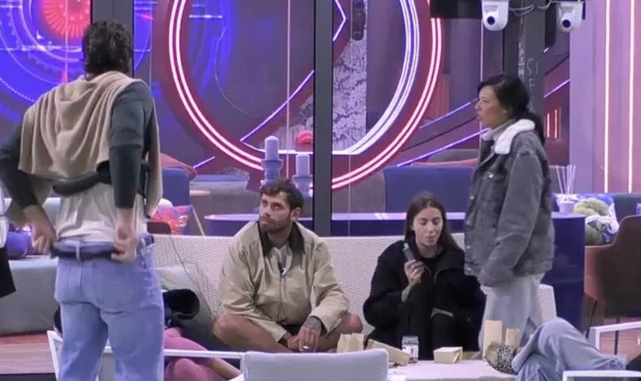 Omer fuori controllo al Grande Fratello: si abbassa i pantaloni durante una lite nella Casa