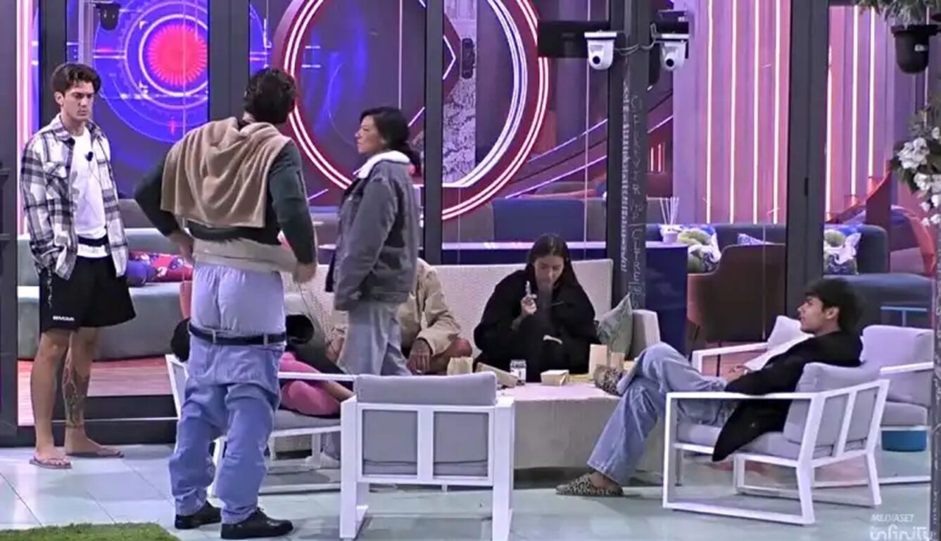 Grande Fratello, ex gieffino chiede la squalifica di Omer dopo il gesto dei pantaloni: "Vanno presi provvedimenti"