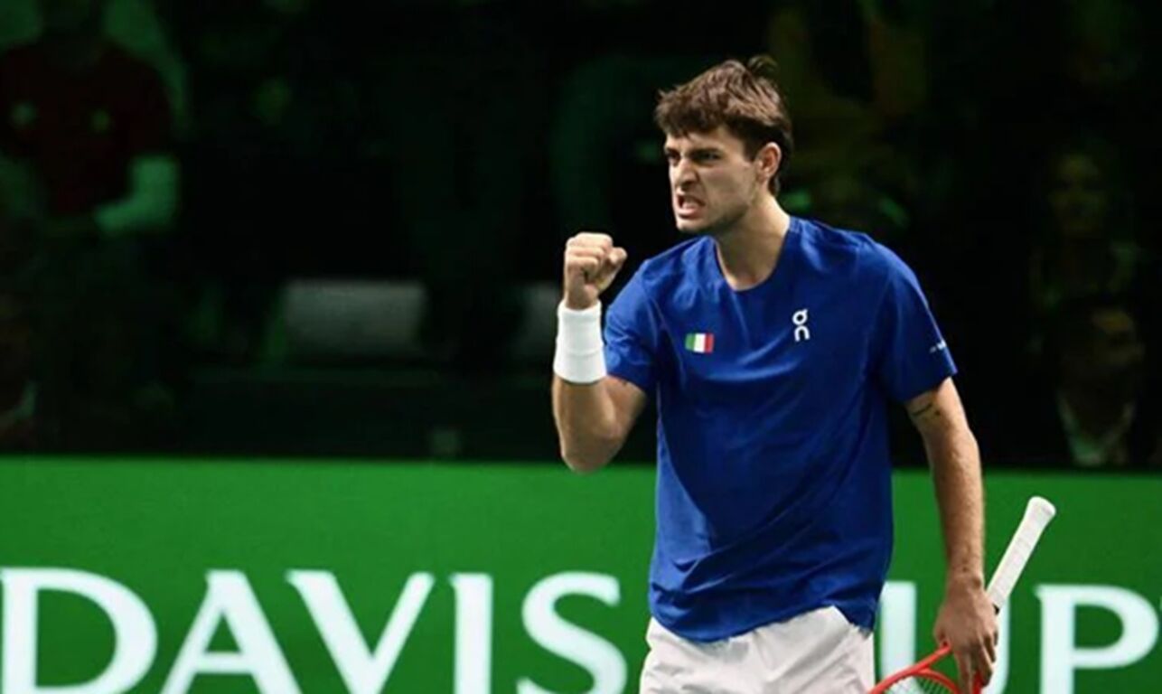 Italia-Belgio 2-0, Cobolli da brividi: batte in tre set Bergs e porta azzurri in finale