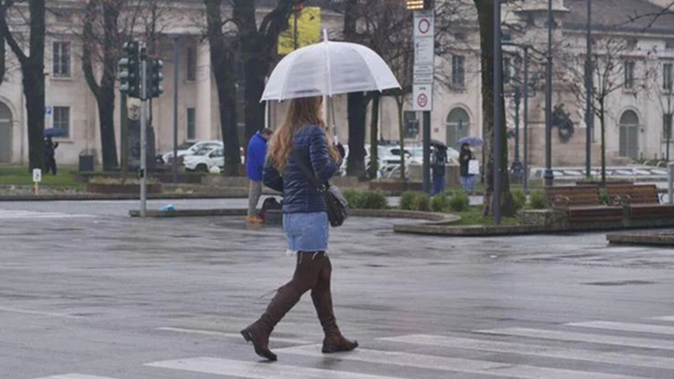 Maltempo, temporali e vento forte su gran parte dell'Italia. Neve in Valle d'Aosta