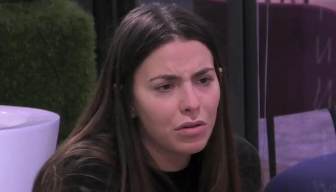 Grande Fratello, Anita turbata dagli aerei: "Sono invidiosi di me e di Jonas"