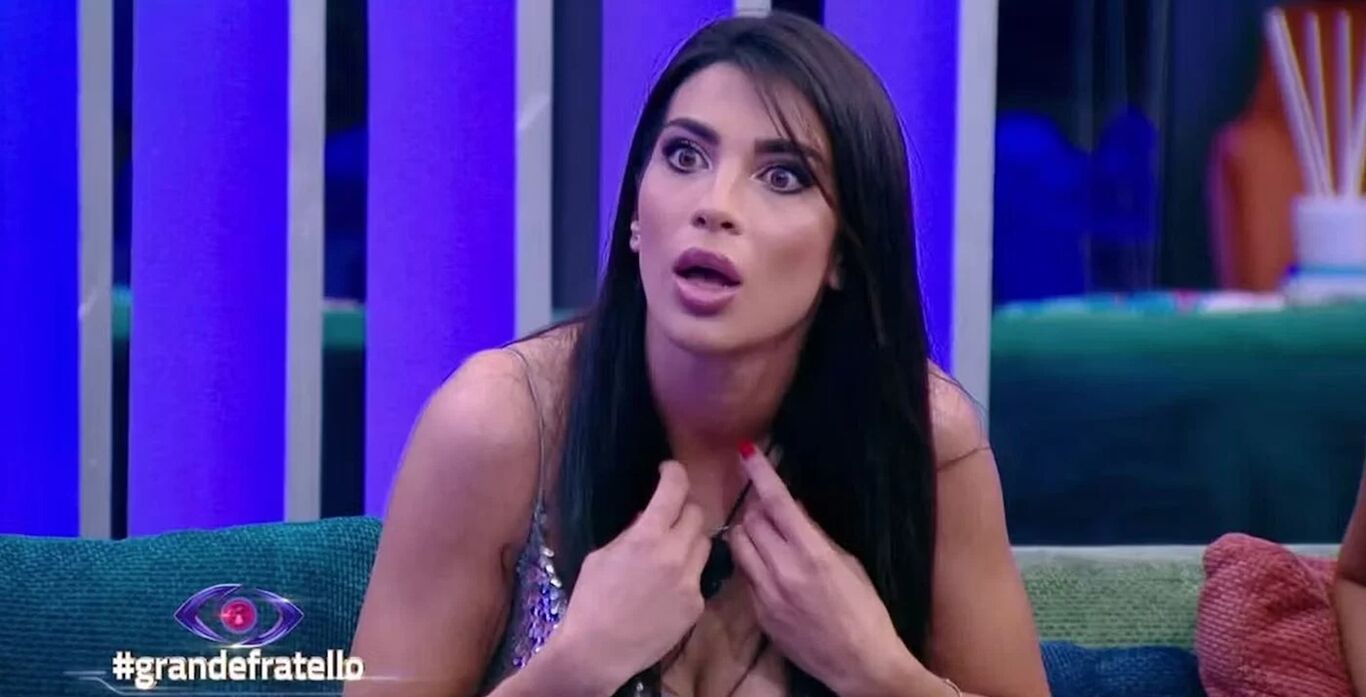 Grande Fratello, arriva una busta rossa esplosiva per Rasha Younes: ecco cosa scoprirà questa sera