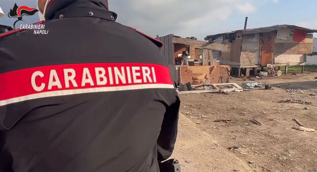 Giugliano - 19enne di etnia rom sorpreso a sversare oli esausti di motore in un campo: arrestato