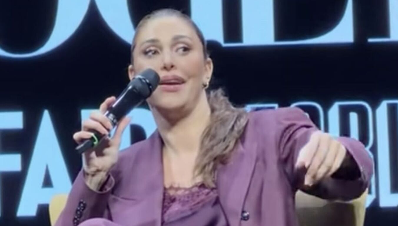 Belén Rodriguez fatica a parlare ad un evento, poi confessa: "Ho avuto un attacco di panico"